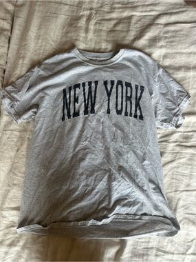 Olivelynn New York Graphic Crew Neck T-Shirt in Light Gray
